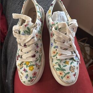 Tom’s floral Alex sneaker
